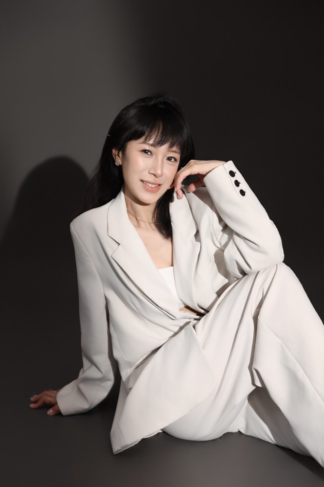 Erica 穿白色套裝的專業形象照